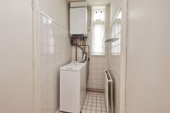 Ruim te moderniseren 4-kamerappartement met voor- en achtertuin @Badhoevedorp Wijnmalenstraat 37 Foto 22 badkamer 01b