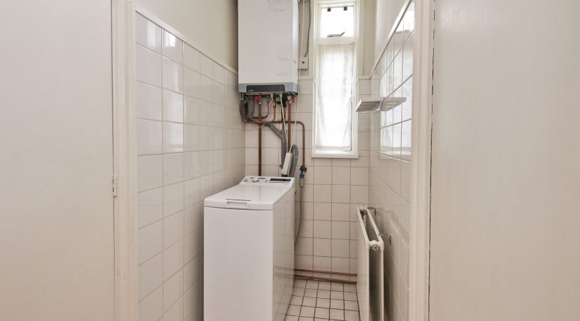 Ruim te moderniseren 4-kamerappartement met voor- en achtertuin @Badhoevedorp Wijnmalenstraat 37 Foto 22 badkamer 01b