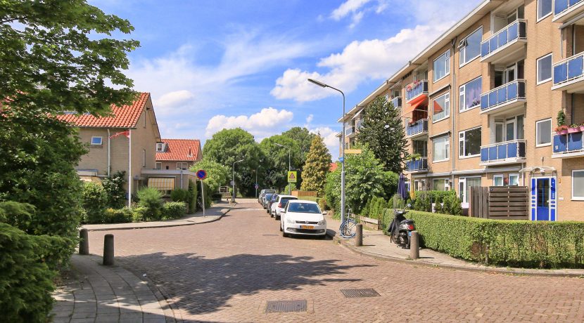 Ruim te moderniseren 4-kamerappartement met voor- en achtertuin @Badhoevedorp Wijnmalenstraat 37 Foto 29 straatbeeld 01a
