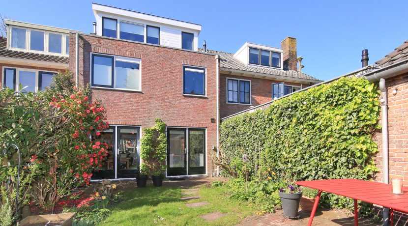 Tophuis op Toplocatie! Mddenwoning met vrij uitzicht@Badhoevedorp Spechtstraat 8 Foto 02 Achtergevel 01a