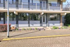 Gaaf beneden appartement met vier kamers en grote tuin @Badhoevedorp Meidoornweg 240 Foto 01 Gevel 01a