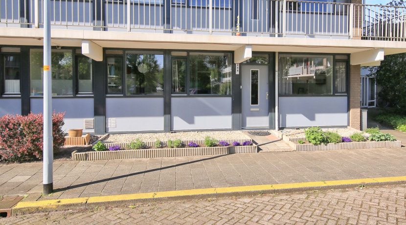 Gaaf beneden appartement met vier kamers en grote tuin @Badhoevedorp Meidoornweg 240 Foto 01 Gevel 01a