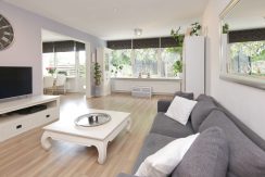 Gaaf beneden appartement met vier kamers en grote tuin @Badhoevedorp Meidoornweg 240 Foto 03 Woonkamer 01a