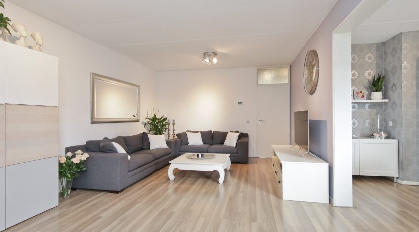 Gaaf beneden appartement met vier kamers en grote tuin @Badhoevedorp Meidoornweg 240 Foto 04 Woonkamer 01b