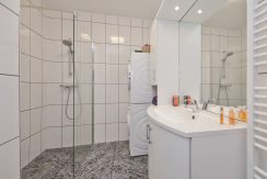 Gaaf beneden appartement met vier kamers en grote tuin @Badhoevedorp Meidoornweg 240 Foto 10 Badkamer 10a
