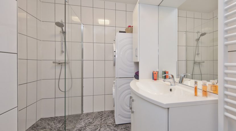 Gaaf beneden appartement met vier kamers en grote tuin @Badhoevedorp Meidoornweg 240 Foto 10 Badkamer 10a