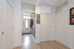 Gaaf beneden appartement met vier kamers en grote tuin @Badhoevedorp Meidoornweg 240 Foto 13 Hal 01a