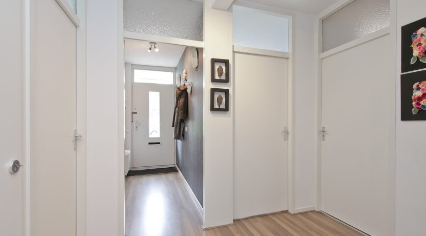 Gaaf beneden appartement met vier kamers en grote tuin @Badhoevedorp Meidoornweg 240 Foto 13 Hal 01a