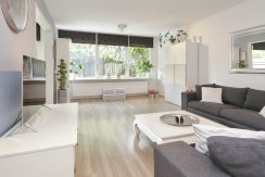 Gaaf beneden appartement met vier kamers en grote tuin @Badhoevedorp Meidoornweg 240 Foto 14 Woonkamer 01c