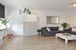 Gaaf beneden appartement met vier kamers en grote tuin @Badhoevedorp Meidoornweg 240 Foto 15 Woonkamer 01d