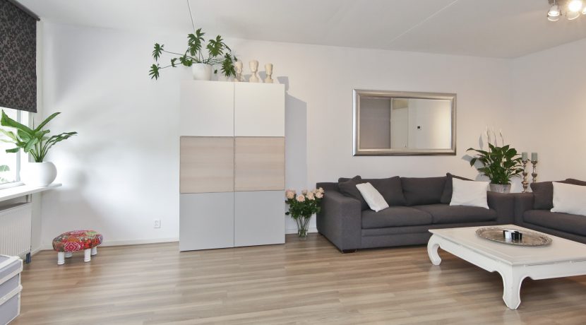 Gaaf beneden appartement met vier kamers en grote tuin @Badhoevedorp Meidoornweg 240 Foto 15 Woonkamer 01d