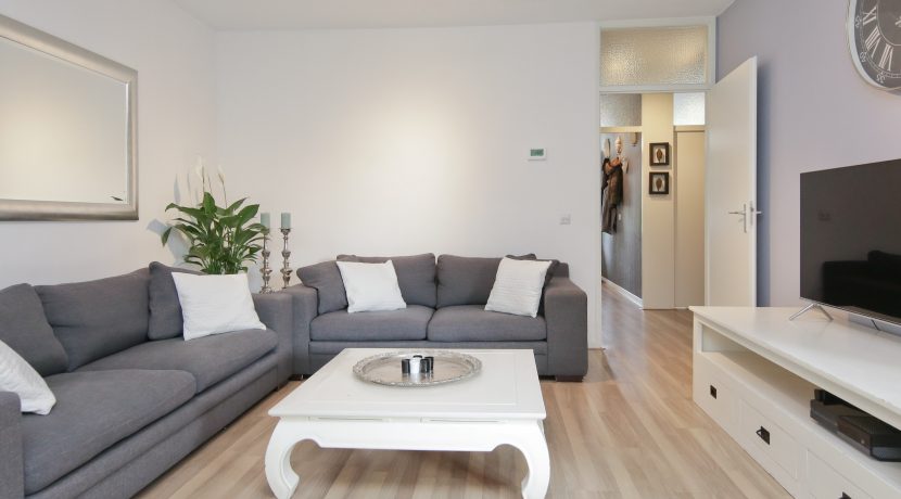 Gaaf beneden appartement met vier kamers en grote tuin @Badhoevedorp Meidoornweg 240 Foto 16 Woonkamer 01e