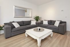 Gaaf beneden appartement met vier kamers en grote tuin @Badhoevedorp Meidoornweg 240 Foto 17 Woonkamer 01f