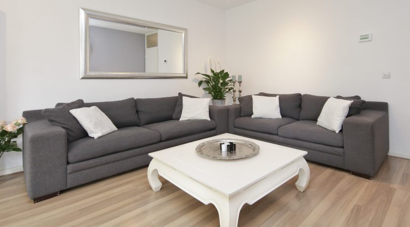 Gaaf beneden appartement met vier kamers en grote tuin @Badhoevedorp Meidoornweg 240 Foto 17 Woonkamer 01f