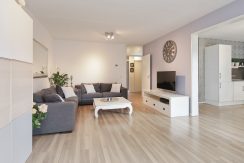 Gaaf beneden appartement met vier kamers en grote tuin @Badhoevedorp Meidoornweg 240 Foto 18 Woonkamer 01g