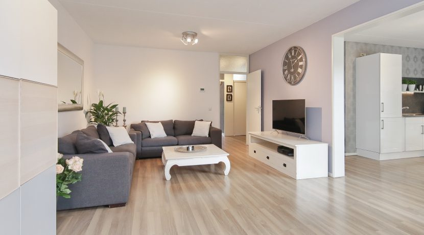 Gaaf beneden appartement met vier kamers en grote tuin @Badhoevedorp Meidoornweg 240 Foto 18 Woonkamer 01g