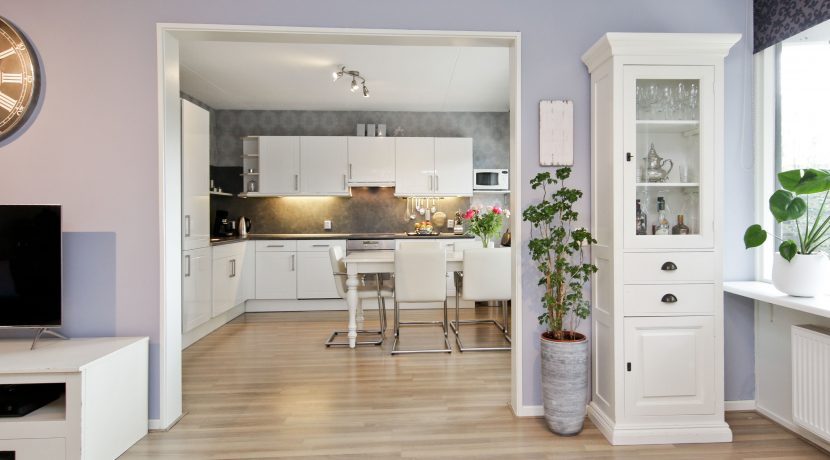 Gaaf beneden appartement met vier kamers en grote tuin @Badhoevedorp Meidoornweg 240 Foto 19 Woonkamer 01h