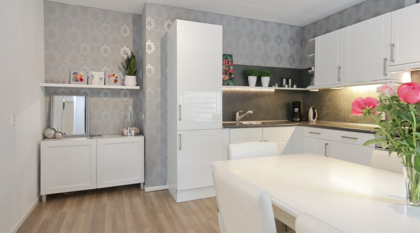 Gaaf beneden appartement met vier kamers en grote tuin @Badhoevedorp Meidoornweg 240 Foto 21 Keuken 01j