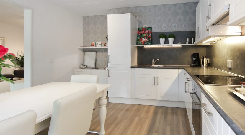 Gaaf beneden appartement met vier kamers en grote tuin @Badhoevedorp Meidoornweg 240 Foto 22 Keuken 01k