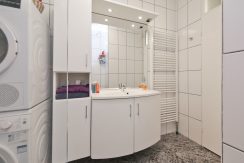 Gaaf beneden appartement met vier kamers en grote tuin @Badhoevedorp Meidoornweg 240 Foto 34 Badkamer 01b
