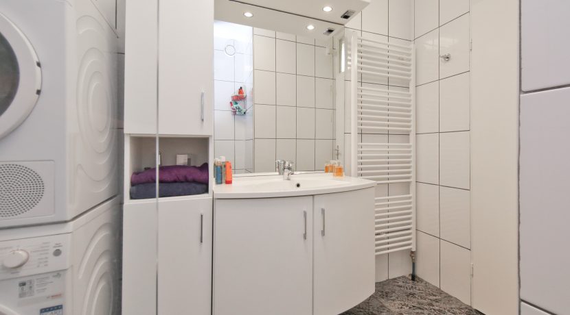 Gaaf beneden appartement met vier kamers en grote tuin @Badhoevedorp Meidoornweg 240 Foto 34 Badkamer 01b