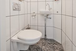 Gaaf beneden appartement met vier kamers en grote tuin @Badhoevedorp Meidoornweg 240 Foto 35 Toilet 01a