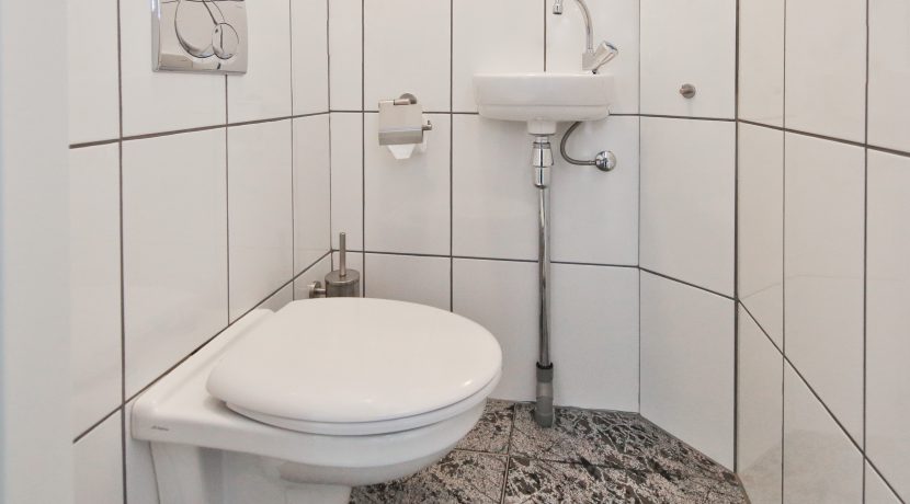 Gaaf beneden appartement met vier kamers en grote tuin @Badhoevedorp Meidoornweg 240 Foto 35 Toilet 01a