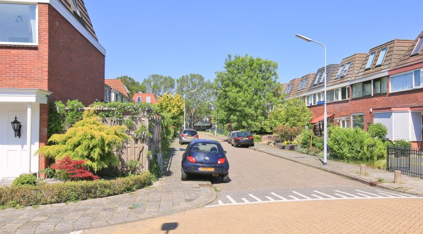 Ruim wonen in deze grote gezinswoning @Badhoevedorp ’s Gravesandestraat 18 Foto 36 straatbeeld 01a