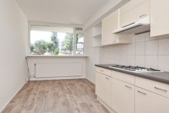 Ruim beneden appartement met vier kamers en zeer grote tuin op het zuidoosten @Badhoevedorp Meidoornweg 174 Foto 06 keuken 01b