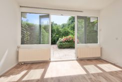 Ruim beneden appartement met vier kamers en zeer grote tuin op het zuidoosten @Badhoevedorp Meidoornweg 174 Foto 08 woonkamer 01d