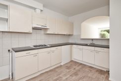 Ruim beneden appartement met vier kamers en zeer grote tuin op het zuidoosten @Badhoevedorp Meidoornweg 174 Foto 09 keuken 01c