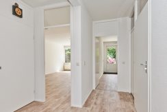 Ruim beneden appartement met vier kamers en zeer grote tuin op het zuidoosten @Badhoevedorp Meidoornweg 174 Foto 18 hal 01a