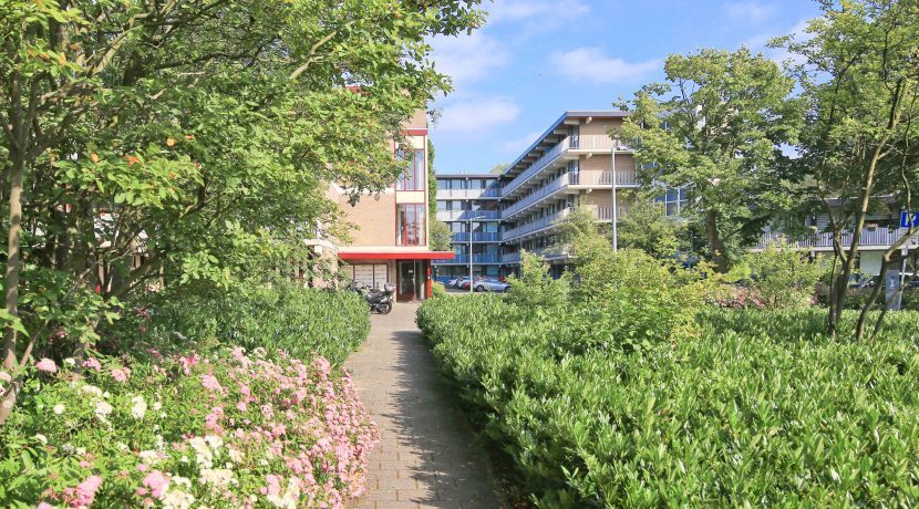 Ruim beneden appartement met vier kamers en zeer grote tuin op het zuidoosten @Badhoevedorp Meidoornweg 174 Foto 25 gevel 02e