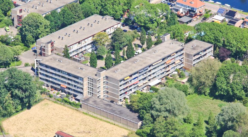 Ruim beneden appartement met vier kamers en zeer grote tuin op het zuidoosten @Badhoevedorp Meidoornweg 174 Foto 30 luchtfoto