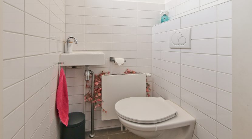 Maisonnette met 5 kamers en tuin @Badhoevedorp Thomsonstraat 61 foto 29 toilet 01a