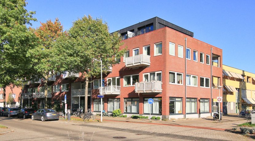 Stoere Super Studio van 30 m² @Amsterdam-Sloten Laan van Vlaanderen 141-B8 Foto 01 Gevel 01a