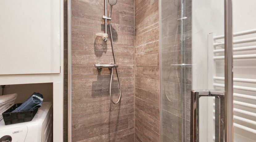 Stoere Super Studio van 30 m² @Amsterdam-Sloten Laan van Vlaanderen 141-B8 Foto 16 Badkamer 01b