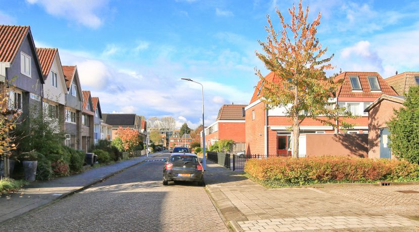 Goed onderhouden gezinswoning @Badhoevedorp Newtonstraat 9 Foto 30 straatbeeld 01a