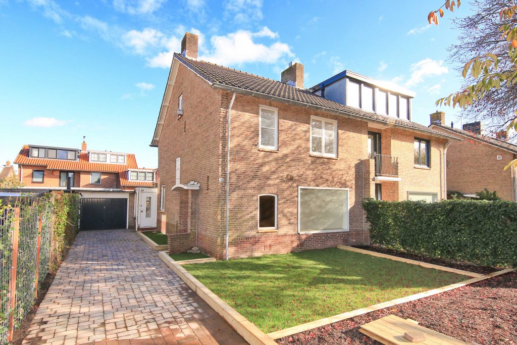 half vrijstaande villa met garage Badhoevedorp Parkietstraat 34 Foto 01 Gevel 01a Onkenhout