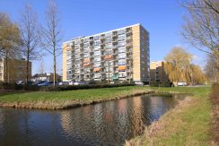 Ruim te moderniseren driekamer appartement op de 2e etage met lift en vrij uitzicht @Badhoevedorp-Centrum Einsteinlaan 21 Foto 01 gevel 01a