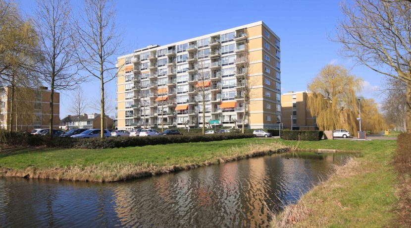 Ruim te moderniseren driekamer appartement op de 2e etage met lift en vrij uitzicht @Badhoevedorp-Centrum Einsteinlaan 21 Foto 01 gevel 01a