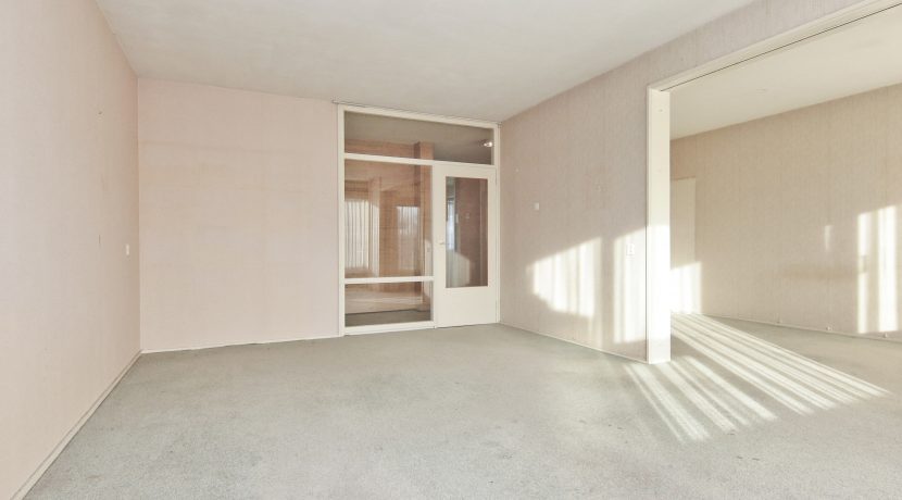 Ruim te moderniseren driekamer appartement op de 2e etage met lift en vrij uitzicht @Badhoevedorp-Centrum Einsteinlaan 21 Foto 02 woonkamer 01a