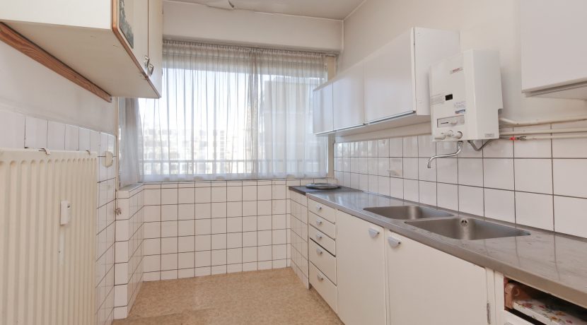 Ruim te moderniseren driekamer appartement op de 2e etage met lift en vrij uitzicht @Badhoevedorp-Centrum Einsteinlaan 21 Foto 04 keuken 01a