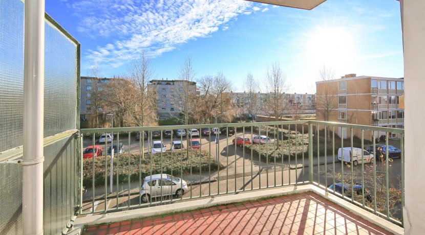 Ruim te moderniseren driekamer appartement op de 2e etage met lift en vrij uitzicht @Badhoevedorp-Centrum Einsteinlaan 21 Foto 07 balkon 01a