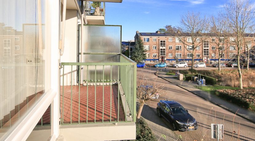 Ruim te moderniseren driekamer appartement op de 2e etage met lift en vrij uitzicht @Badhoevedorp-Centrum Einsteinlaan 21 Foto 18 balkon 01d