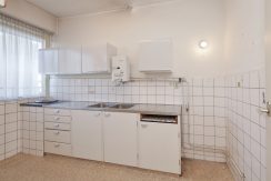 Ruim te moderniseren driekamer appartement op de 2e etage met lift en vrij uitzicht @Badhoevedorp-Centrum Einsteinlaan 21 Foto 20 keuken 01b