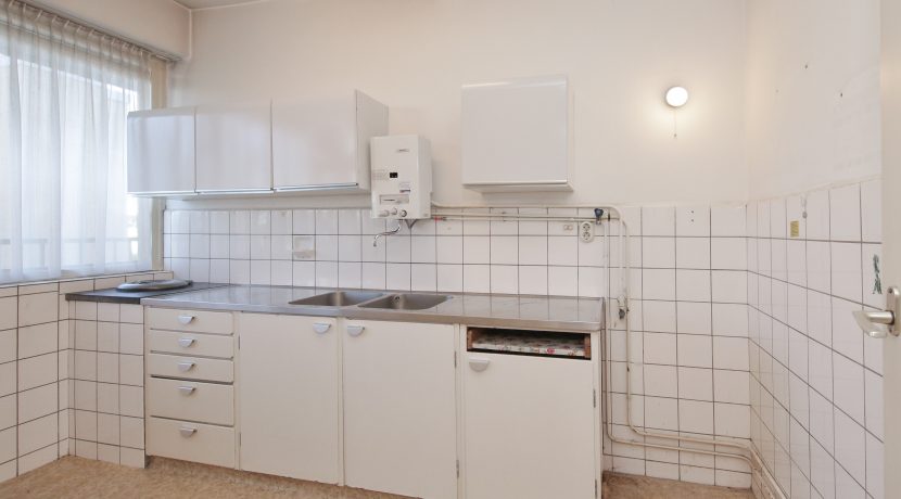 Ruim te moderniseren driekamer appartement op de 2e etage met lift en vrij uitzicht @Badhoevedorp-Centrum Einsteinlaan 21 Foto 20 keuken 01b