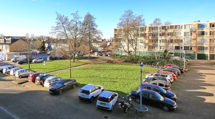 Ruim te moderniseren driekamer appartement op de 2e etage met lift en vrij uitzicht @Badhoevedorp-Centrum Einsteinlaan 21 Foto 24 straatbeeld 01b