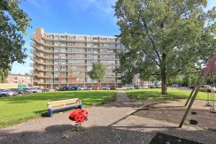 Ruim te moderniseren driekamer appartement op de 2e etage met lift en vrij uitzicht @Badhoevedorp-Centrum Einsteinlaan 21 Foto 25 straatbeeld 01c