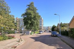 Ruim te moderniseren driekamer appartement op de 2e etage met lift en vrij uitzicht @Badhoevedorp-Centrum Einsteinlaan 21 Foto 27 straatbeeld 01d